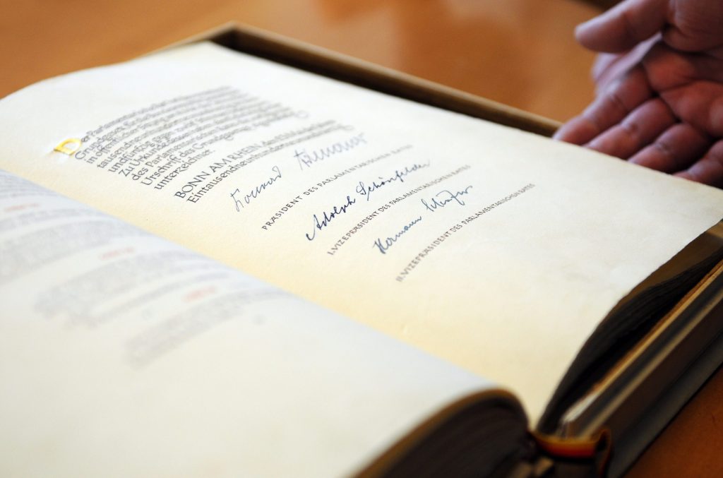 Blick auf das Original-Grundgesetz der Bundesrepublik Deutschland.