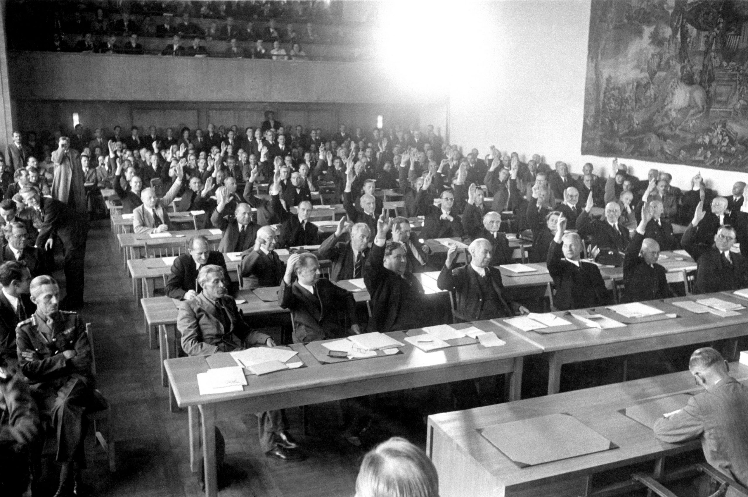 Wahl des Vizepräsidenten des Parlamentarischen Rates während der Konstituierenden Sitzung in der ehemaligen Pädagogischen Akademie.