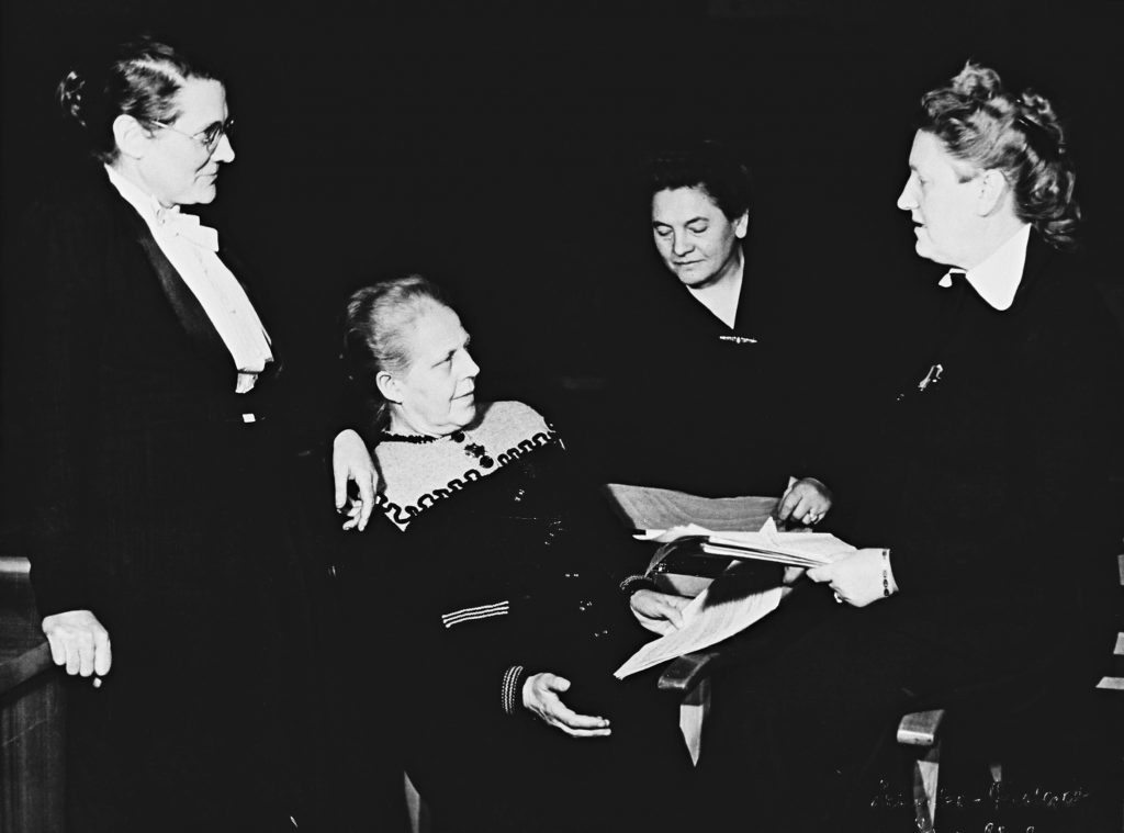Die weiblichen Mitglieder des Parlamentarischen Rates zur Ausarbeitung des Grundgesetzes (v.l.: Helene Wessel, Helene Weber, Frieda Nadig, Elisabeth Selbert).